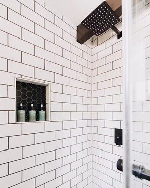 Een douche, een haardroger, handdoeken, zeep