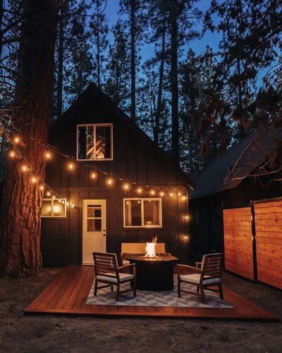 Luxury 2-bedroom Chalet with AC & Fire Pit Near Slopes!