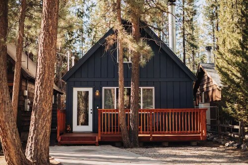 Luxury 2-bedroom Chalet with AC & Fire Pit Near Slopes!