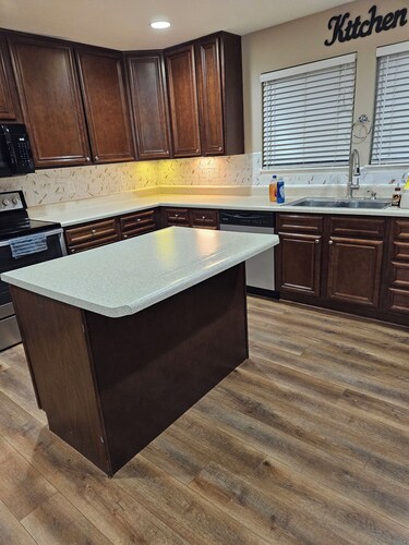 Enjoyable 5-bedroom house with  hot tub in  Indianapolis.  9 min  to airport.