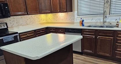 Enjoyable 5-bedroom house with hot tub in Indianapolis. 9 min to airport.