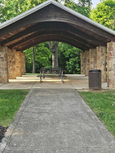 Enjoyable 5-bedroom house with  hot tub in  Indianapolis.  9 min  to airport.