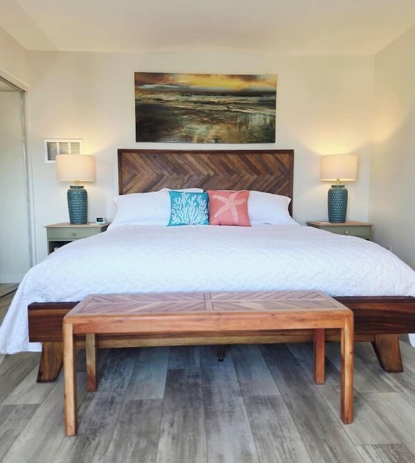 1 bedroom, desk, iron/ironing board, travel cot - Beach Retreat - Stay and Play (Oceanside)