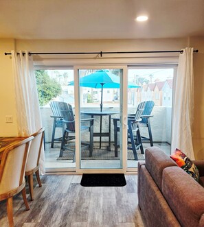 Living area - Beach Retreat - Stay and Play (Oceanside)