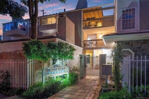 Exterior - Beach Retreat - Stay and Play (Oceanside)