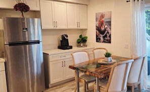 Dining - Beach Retreat - Stay and Play (Oceanside)