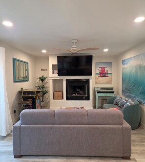 Smart TV, fireplace, DVD player, video library - Beach Retreat - Stay and Play (Oceanside)