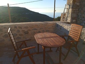 Outdoor dining - Torre Agetria Mainē (Stavri)
