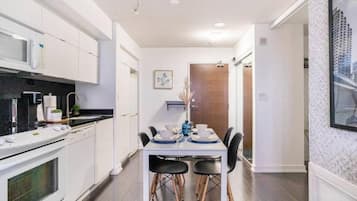 Familie suite, 2 slaapkamers, niet-roken | Privékeuken | Een koelkast met diepvriezer, een microgolfoven, een oven, een kookplaat