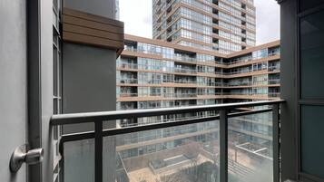 Suite superior, 3 habitaciones, para no fumadores | Balcón