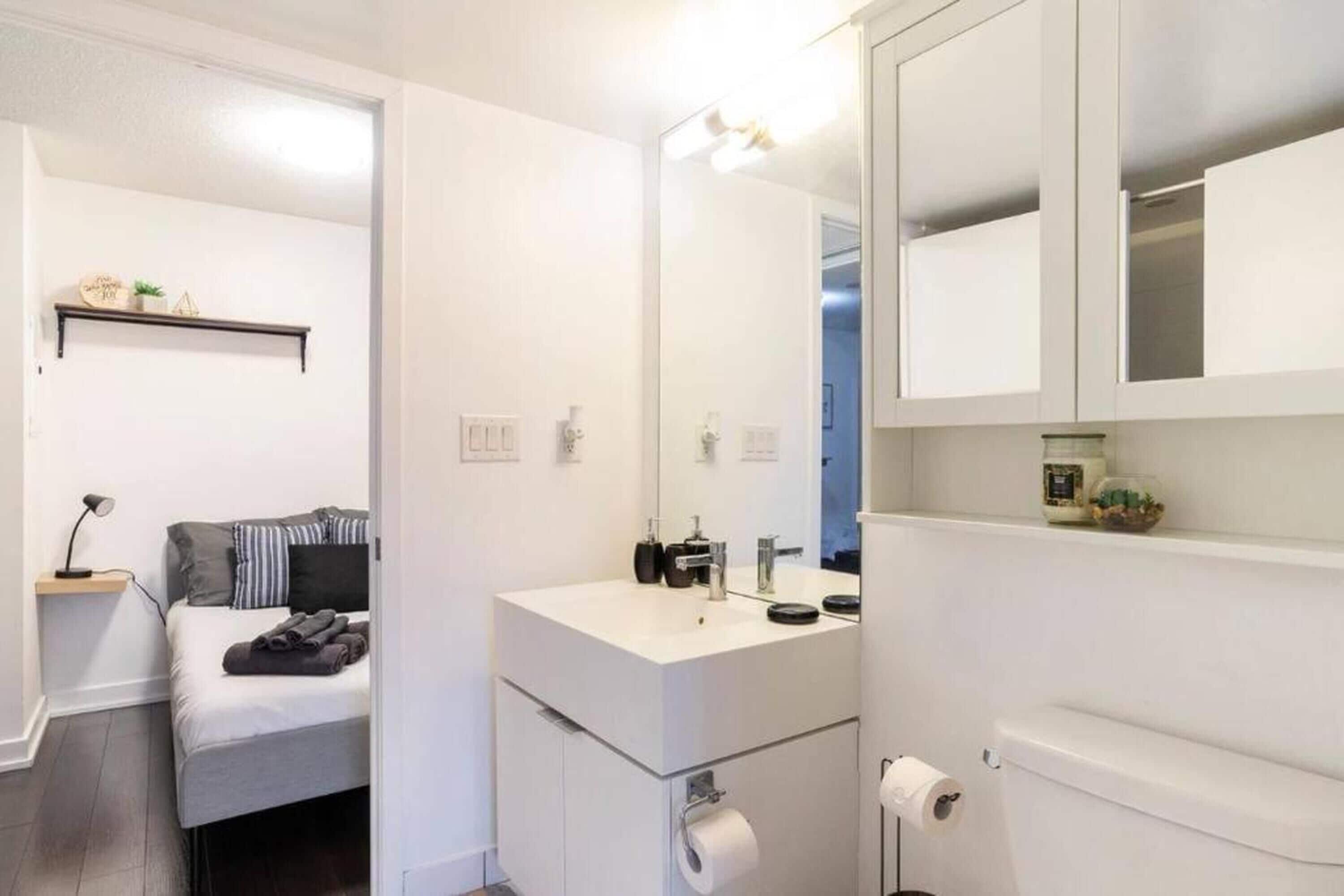 Suite familiar, 2 habitaciones, para no fumadores | Baño | Amenidades de baño gratuitas, secadora de cabello, toallas, jabón 