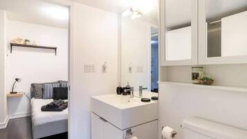 Suite familiar, 2 habitaciones, para no fumadores | Baño | Amenidades de baño gratuitas, secadora de cabello, toallas, jabón