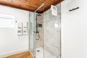 Dusche, Haartrockner, Handtücher
