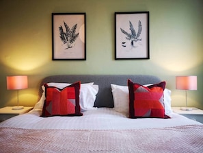 2 bedrooms, iron/ironing board, WiFi, bed sheets - Family flat. Central Bath. Free on site Parking (Bath)