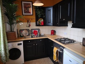 Fridge, microwave, oven, stovetop - Family flat. Central Bath. Free on site Parking (Bath)
