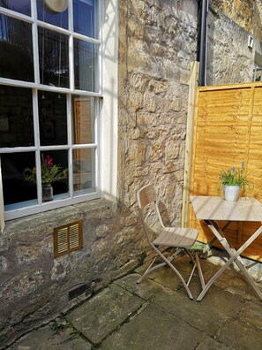 Outdoor dining - Central Bath Apartment. Private Parking (Bath)