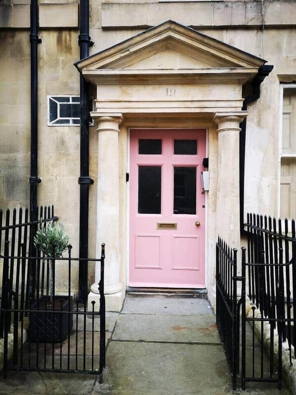 Exterior detail - Central Bath. Large Georgian Apt. Private parking (Bath)