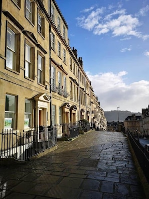 Exterior - Central Bath. Large Georgian Apt. Private parking (Bath)