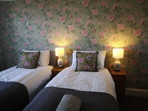 2 bedrooms, iron/ironing board, WiFi, bed sheets - Pretty family 2 Bed. Bath Centre. Free Parking (Bath)
