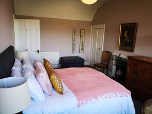2 bedrooms, iron/ironing board, WiFi, bed sheets - Pretty family 2 Bed. Bath Centre. Free Parking (Bath)