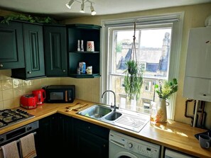 Fridge, microwave, oven, stovetop - Pretty family 2 Bed. Bath Centre. Free Parking (Bath)