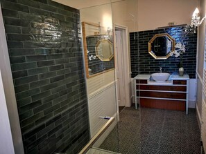 Hair dryer, towels - Beautiful 2 bed Georgian Flat. Private Parking (Bath)