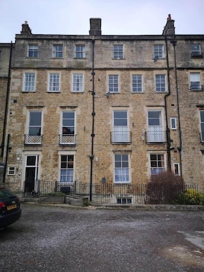 Exterior - Beautiful 2 bed Georgian Flat. Private Parking (Bath)