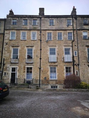 Exterior - Beautiful 2 bed Georgian Flat. Private Parking (Bath)