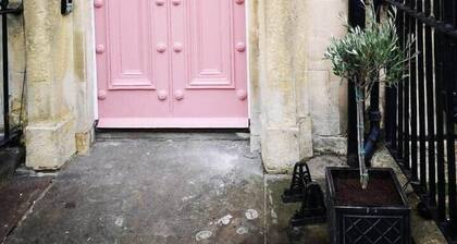 Beautiful 2 bed Georgian Flat. Private Parking