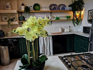 Fridge, microwave, oven, stovetop - Beautiful 2 bed Georgian Flat. Private Parking (Bath)