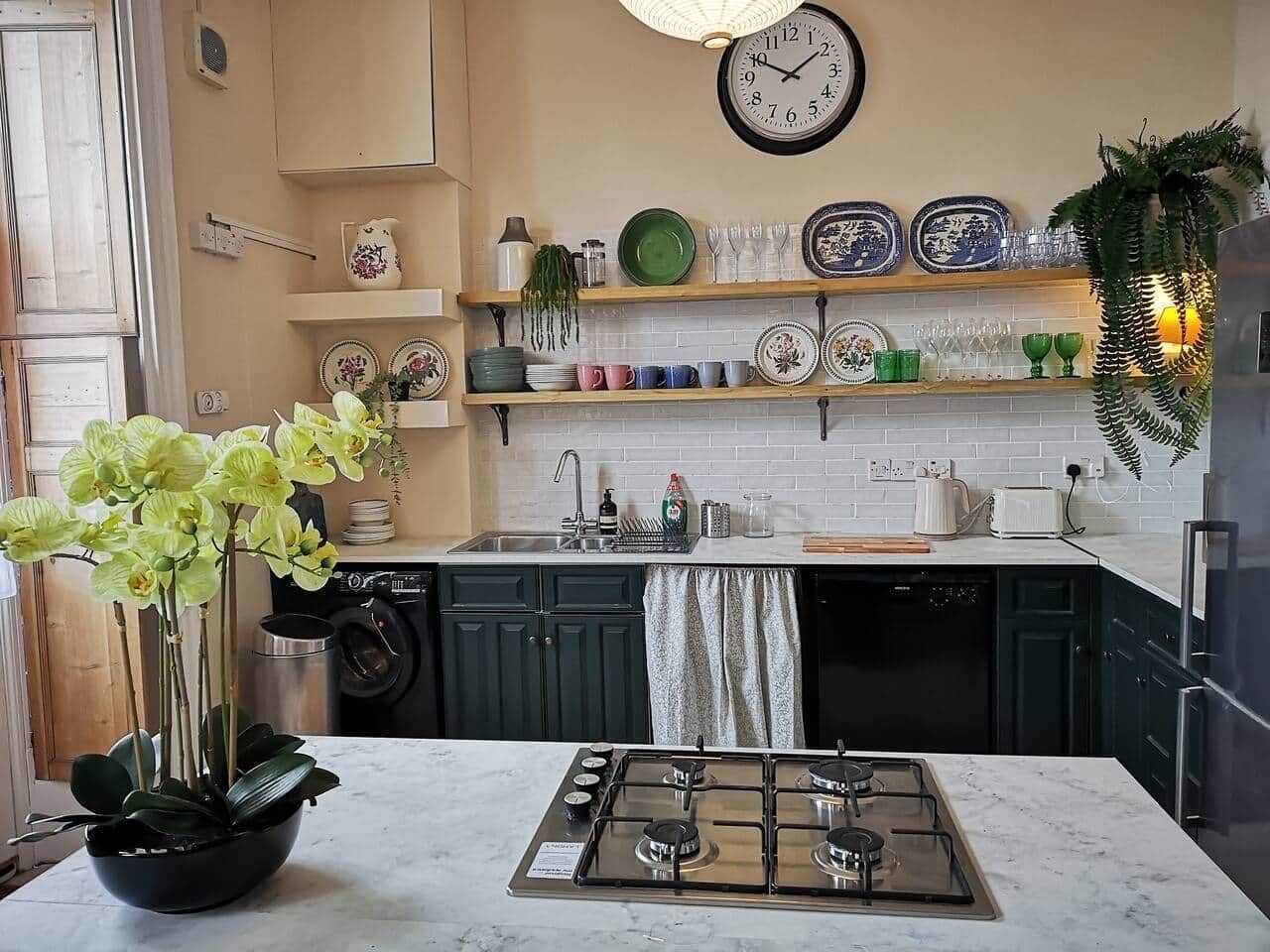 Réfrigérateur, four à micro-ondes, un four, surface de cuisson