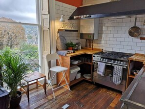 Fridge, oven, stovetop, dishwasher - Central Bath. Private Parking. Georgian Splendour. (Bath)