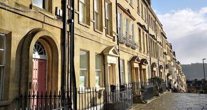 Central Bath. Private Parking. Georgian Splendour.