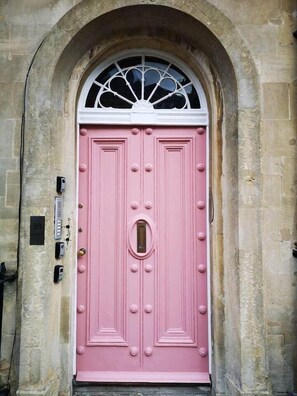 Exterior detail - Charming 2 bed. Free private parking. Bath Center. (Bath)
