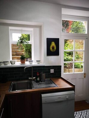 Fridge, microwave, oven, stovetop - Lovely garden flat, Central Bath. Private parking. (Bath)
