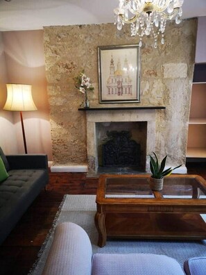TV - Lovely garden flat, Central Bath. Private parking. (Bath)