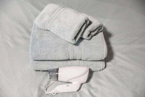 Sèche-cheveux, serviettes fournies, savon, papier toilette