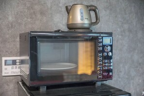 Microwave - Cozy Modern Apartment | Walk to Tanimachi & Easy Access to Namba & Osaka Castle (Osaka-city,Tennoujiku,Shimizudani-chou)