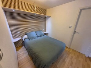 1 bedroom, iron/ironing board, travel cot, free WiFi - Colmar center, parking, terrace and air conditioning (Colmar)