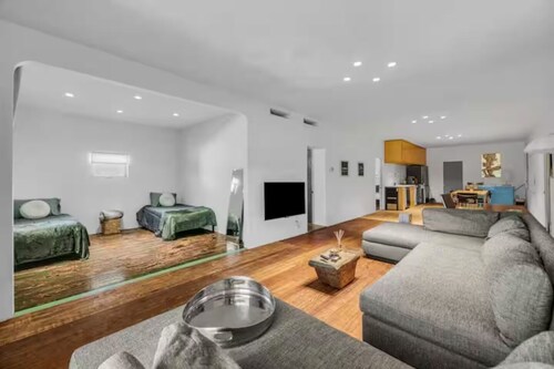 Unique 2-bedroom house - 3 mins Downtown