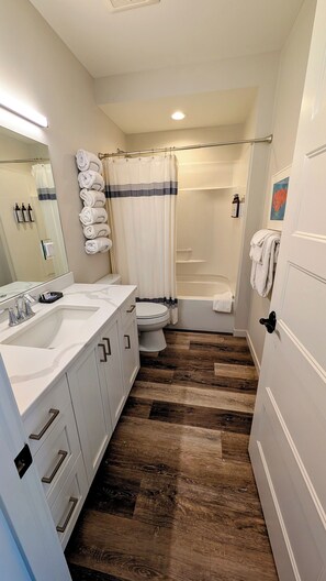 Hair dryer, towels, soap, toilet paper - Cozy, 1-bdrm condo over the water in downtown Coupeville; fully equipped kitchen (Coupeville)