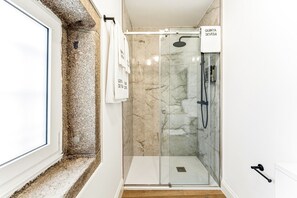Shower, hair dryer, towels - GuestReady-Quinta da Devsa-Santiago (Vila Nova de Gaia)