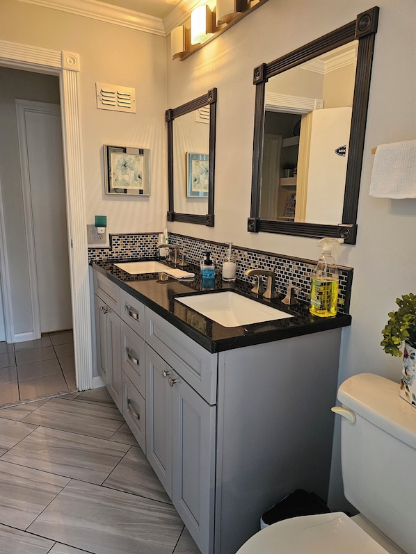 Hair dryer, towels, soap, shampoo - #3 Comfortable Private Room in Peaceful Sunrise Close to Shops and Dining (Sunrise)
