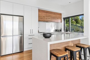 Geladeira, micro-ondas, cooktop, lava-louças