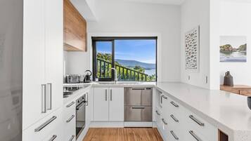 Geladeira, micro-ondas, cooktop, lava-louças