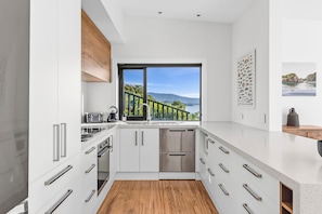 Kjøleskap, mikrobølgeovn, kokeplater og oppvaskmaskin