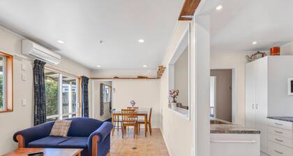 Penguin Cottage in Ligar Bay