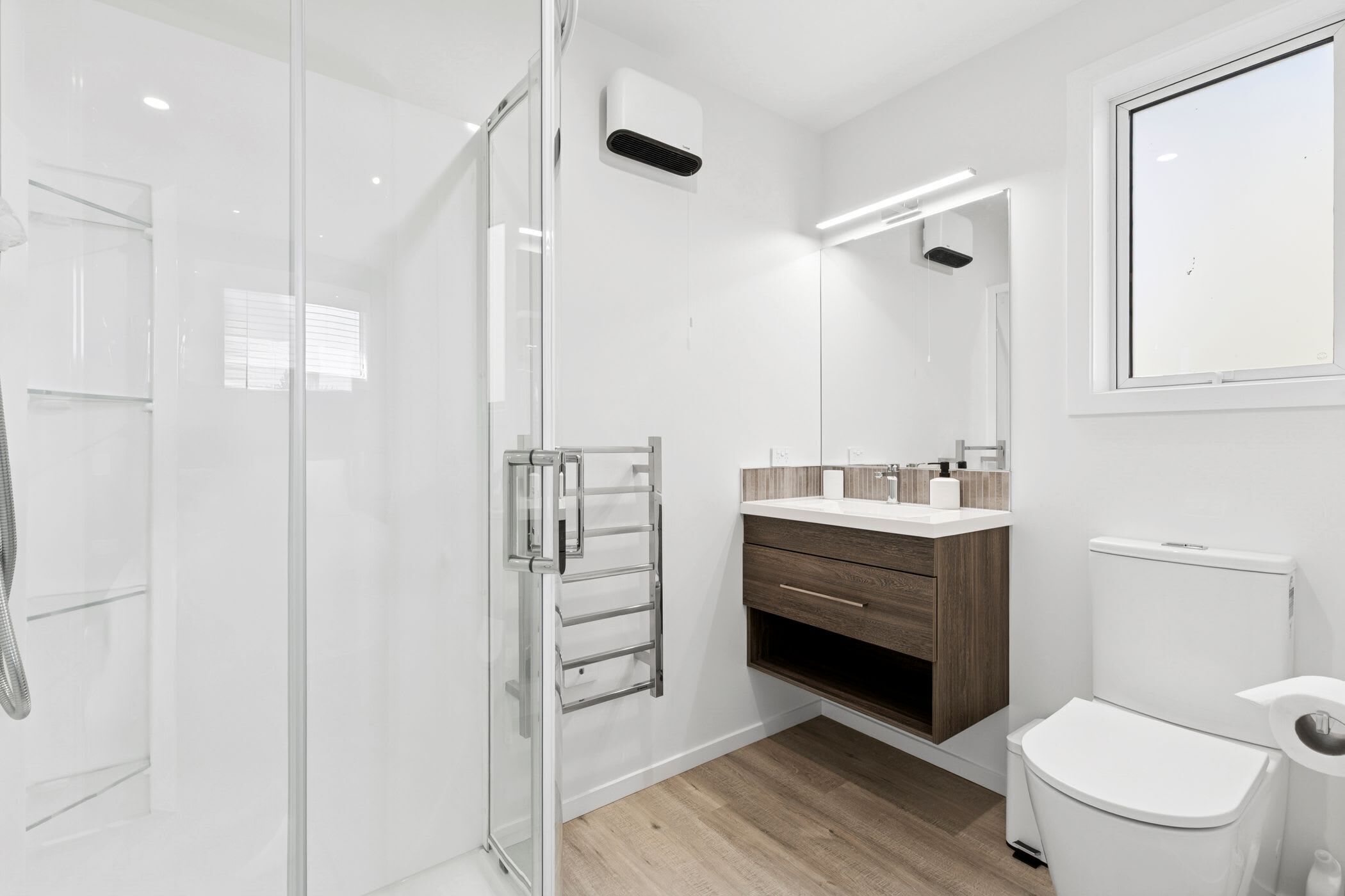 Douche, sèche-cheveux, serviettes fournies