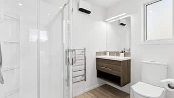 Douche, sèche-cheveux, serviettes fournies