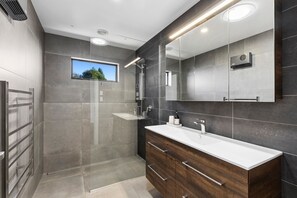Douche, sèche-cheveux, serviettes fournies